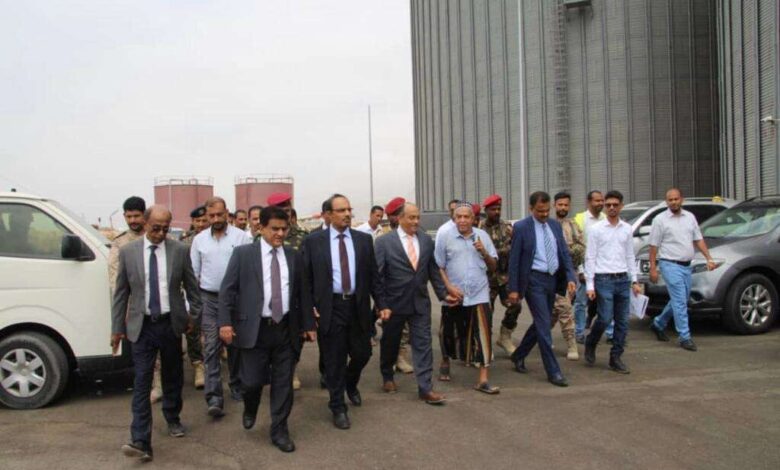 وزير النفط ومحافظ حضرموت ونائب وزير الصناعة يتفقدون مشروع مصنع الريادة لصوامع الغلال بالمكلا