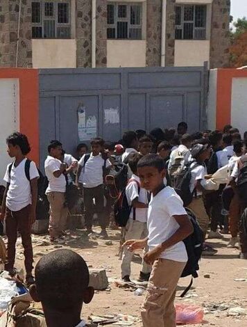انقسامات وتبادل اتهامات واستقالات في صفوف نقابة عطلت التعليم في عدن