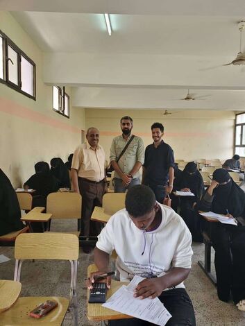 عميد كلية المجتمع بعدن ومنظمة انترسوس يدشنون امتحان القبول للاجئين الصومال.