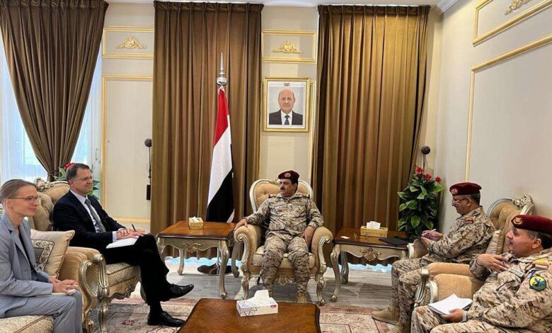 وزير الدفاع يلتقي نائب السفير الألماني لدى اليمن