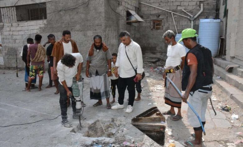 مدير الصرف الصحي بصيرة يطلع على أعمال مشروع خط أنابيب الصرف بحي الأحمدي بالخساف