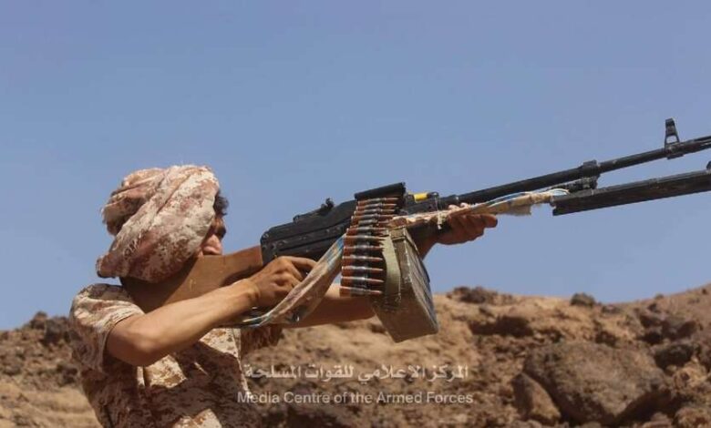 جرح جنديين في قصف لميليشيات الحوثي على مواقع الجيش بتعز
