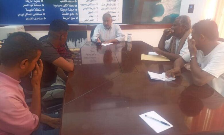 مدير صندوق النظافة في عدن يشدد على رفع مستوى العمل بالشيخ عثمان