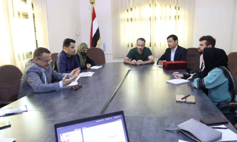 رئيس الوحدة التنفيذية يبحث مع المجلس الدنماركي أولويات النازحين في اليمن