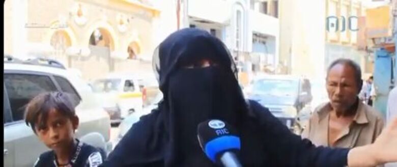 معلقًا على المرأة التي ظهرت شاكية الواقع التعيس.. عطية: دموع هذه المرأة اليمنية سندفع ثمنها غاليًا