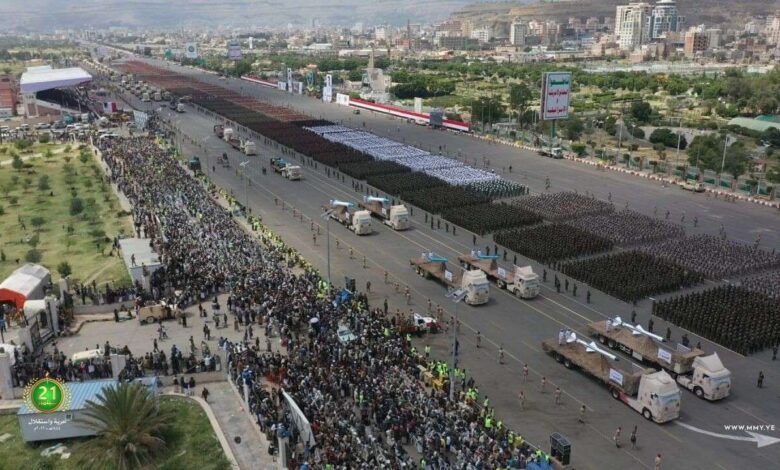 محلل سياسي يعلق على صورة رفعها الحوثيين في العرض العسكري بصنعاء