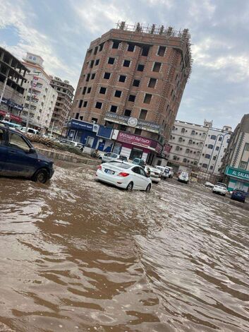 بعد مرور يوم على هطولها.. شوارع المنصورة لازالت غارقة بمياه الأمطار