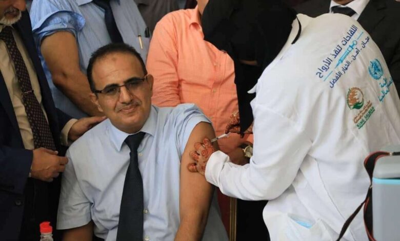وزير الصحة يدشن حملة التحصين ضد مرض كورونا من العاصمة المؤقتة عدن