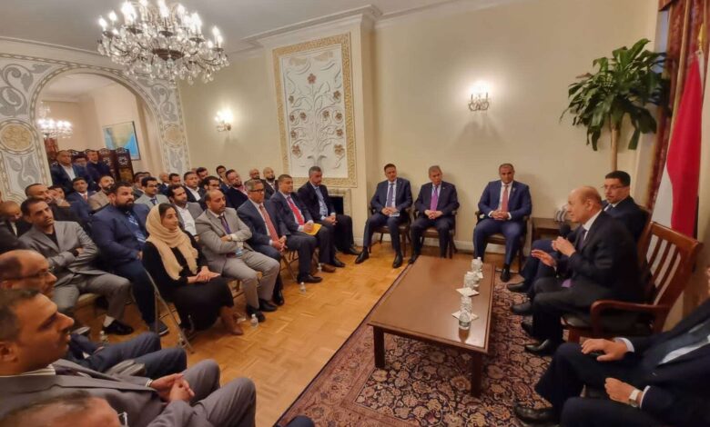 رئيس مجلس القيادة الرئاسي يلتقي ابناء الجالية اليمنية في نيويورك