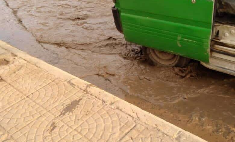 شوارع في عدن... مازالت تغرق بمياه الامطار الراكدة !!؟؟