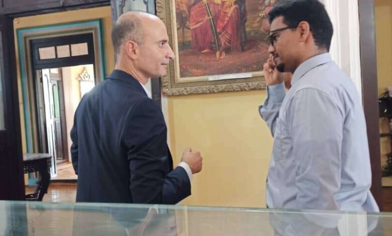 السفير الفرنسي لدى اليمن يزور متحف المكلا