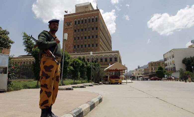 الكشف عن السبب الرئيسي وراء انقطاع المرتبات في مناطق سيطرة الحوثي