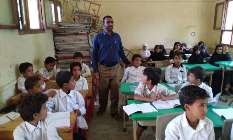 مدير عام مكتب التربية بمحافظة البيضاء يتفقد مدارس نعمان وناطع
