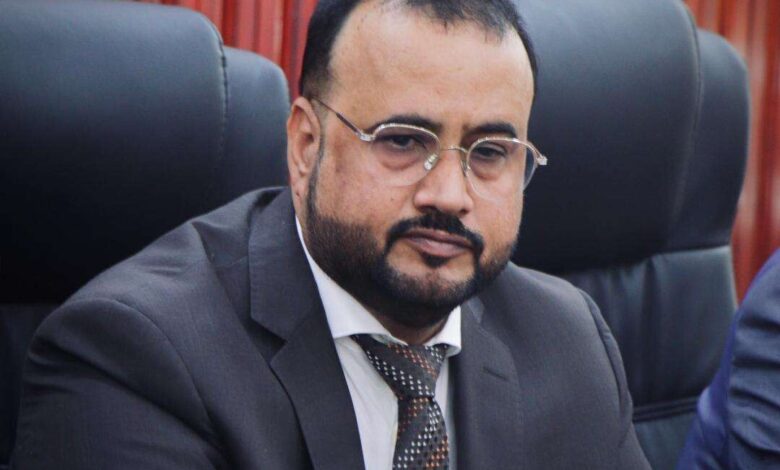 وزير الاشغال الحريزي يعزي وكيل الوزارة علي احمد حسن في وفاة اخيه