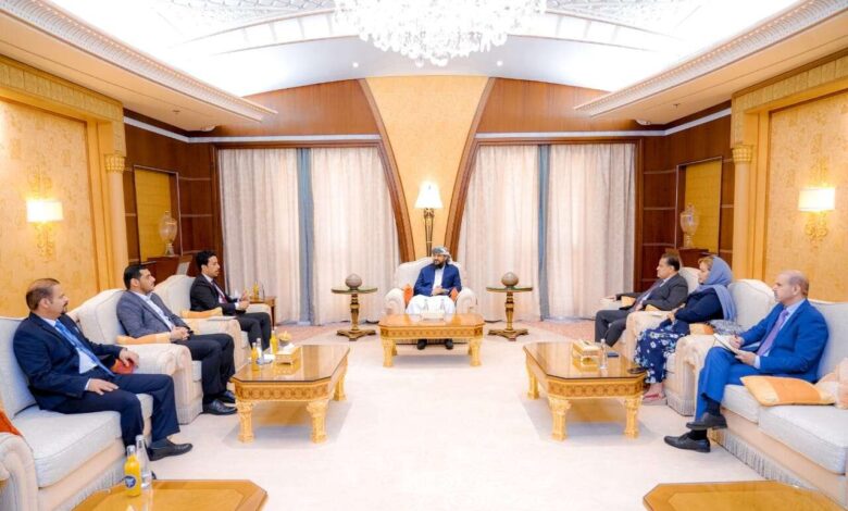عضو مجلس القيادة الرئاسي المحرمي يلتقي رئيس هيئة التشاور والمصالحة ونوابه