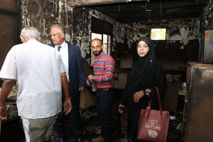 وكيل محافظة عدن ومدير عام مديرية صيرة  يزوران  جمعية عدن الخيرية بعد تعرض مبنى الجمعية  للاحتراق