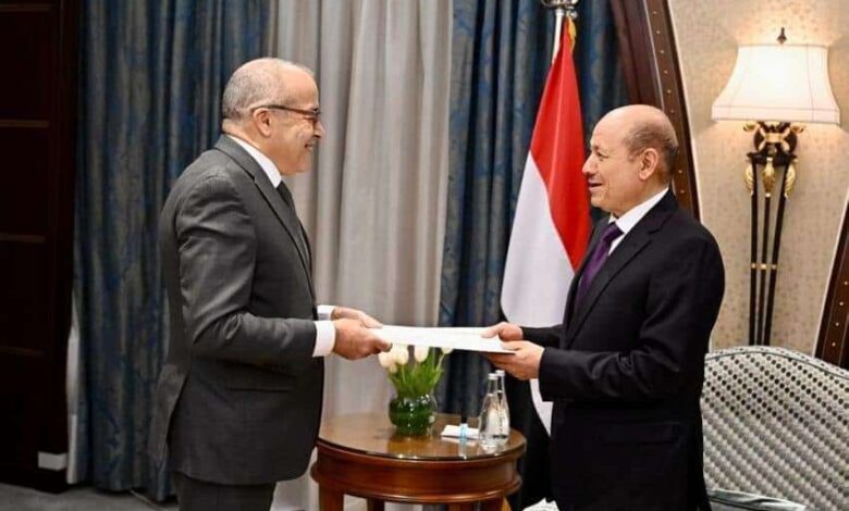 رئيس مجلس القيادة الرئاسي يتلقى دعوة من الرئيس الجزائري لحضور القمة العربية