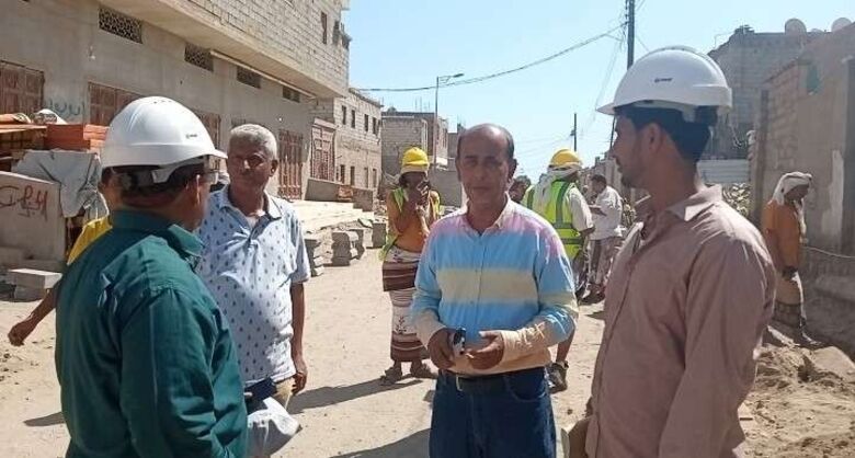 مدير عام مكتب الوحدة الفنية بمحافظة أبين يتفقد مشروع الرصف الحجري للطريق الوسطي بزنجبار