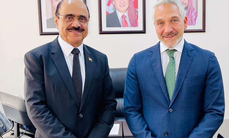 السفير العمراني يبحث مع مسؤول اردني العلاقات الثنائية بين البلدين
