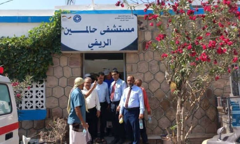 مدير عام مكتب الصحة العامة الدكتور خالد جابر يتفقد سير عمل مستشفى الملاح  وحالمين بلحج