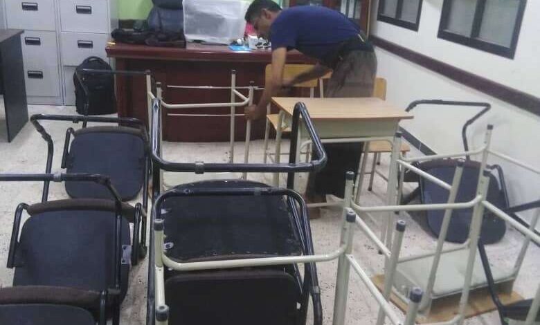 مدير ثانوية بيافع سرار ينفذ مبادرة طوعية فردية لصيانة أثاث المدرسة