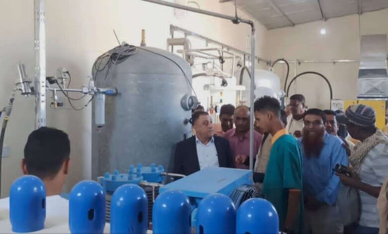 أمين عام المجلس المحلي بأبين يفتتح مصنع الأوكسجين في مستشفى زنجبار
