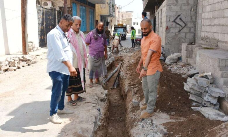 عدن.. مدير صيرة يطلع على أعمال تركيب خط صرف صحي بحي البوميس بالمديرية