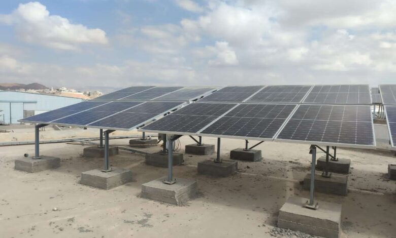 الجمحي يدشن استلام  مشروع توريد وتركيب منظومة الطاقة الشمسية لمخازن الدواء بالمكلا