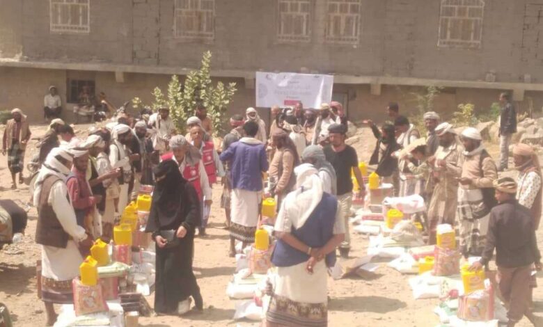 الهلال الاحمر اليمني يدشن توزيع 599 سلة غذائية للنازحين والأسر الأشد فقرا في قعطبة