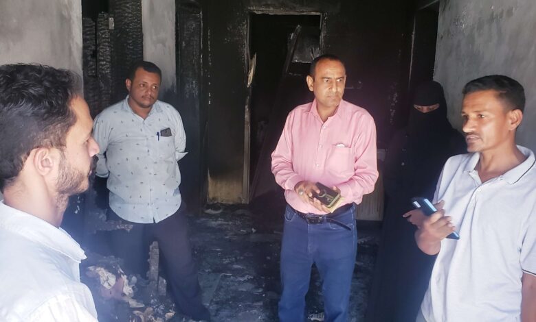 فريق من السلطة المحلية بالبريقة يتفقد منزل مواطن تعرض لحريق بمنطقة بئر أحمد