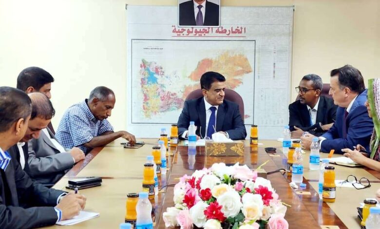 وزير النفط يبحث مع الممثل المقيم للأمم المتحدة في اليمن مستجدات الخطة الأممية لخزان صافر