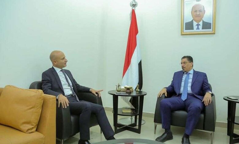 وزير الخارجية يناقش مع السفير الفرنسي التطورات في اليمن في ظل تصعيد الحو-ثيين