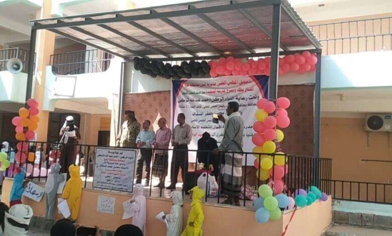 مدير عام تبن يفتتح مشروع مظلة ومسرح بمدرسة إقبال ويشهد حفل تكريم المعلمات