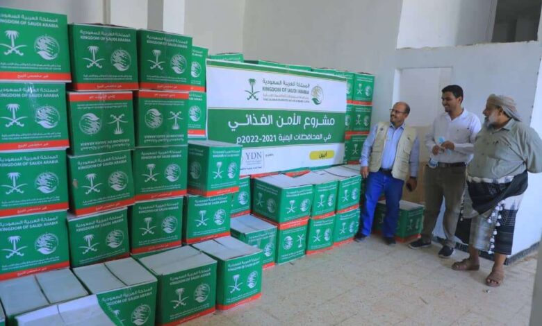 مركز الملك سلمان للإغاثة يوزع أكثر من 69 طناً من السلال الغذائية في مديرية المعافر بتعز