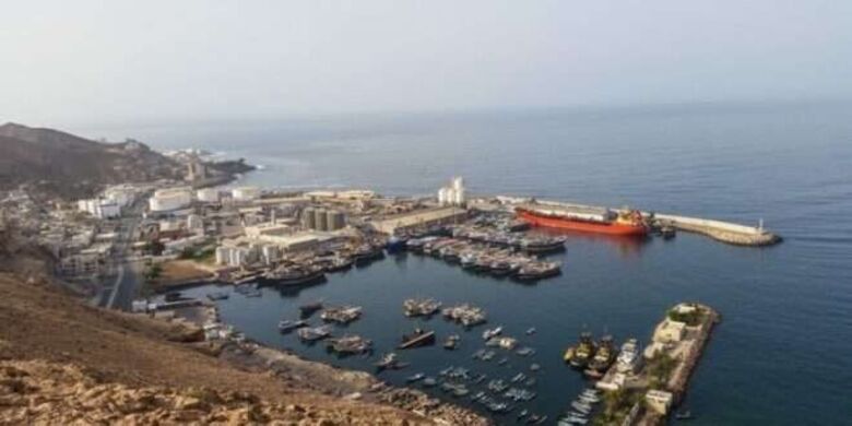 جماعة الحوثي تُهدد باستهداف السفن والموانئ النفطية ومجلس القيادة الرئاسي يُحذر