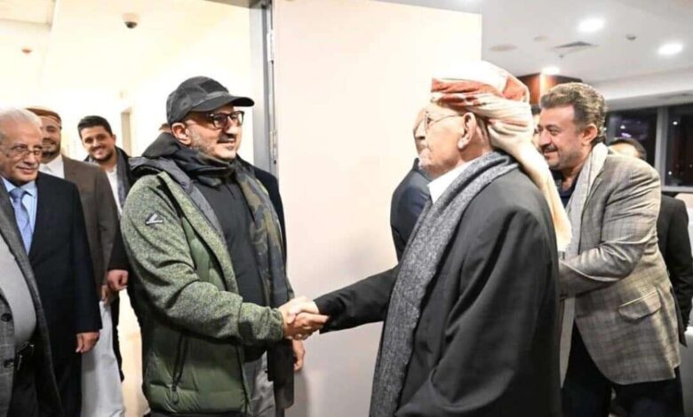 لقاء يجمع بين العميد طارق محمد صالح والشيخ صادق الأحمر