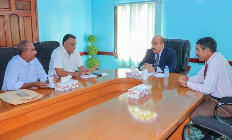 المدير باعبّاد يلتقي المدير العام لمديرية أرياف المكلا ويناقشان سير العملية التربوية في المديرية