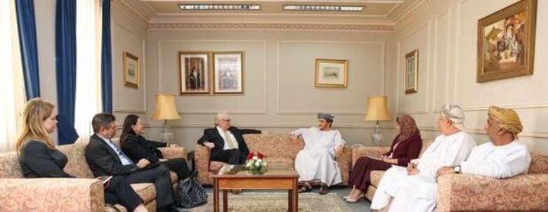 مسؤول عماني يبحث مع المبعوث الأمريكي جهود الحل السياسي في اليمن