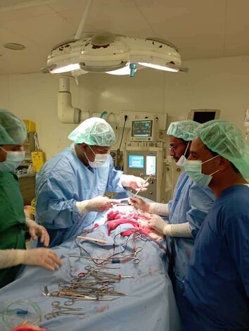 إجراء عملية جراحية نوعية نادرة لطفلة بمستشفى 22مايو