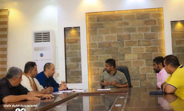 مدير عام الشيخ عثمان يناقش مع مدير مؤسسة المياه مشروع توريد وشراء مولد ومضخة لحي الاسال (عبد القوي)