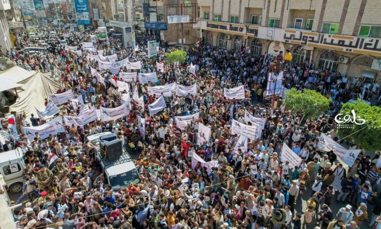 مسيرة جماهيرية حاشدة في تعز تؤكد استمرار معركة التحرير وتطالب بدعم الجيش وتوفير الخدمات