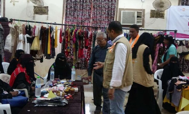 الحديدة.. مدير عام حيس يفتتح بازار لعرض منتجات مشغولات الحرف اليدوية في المديرية