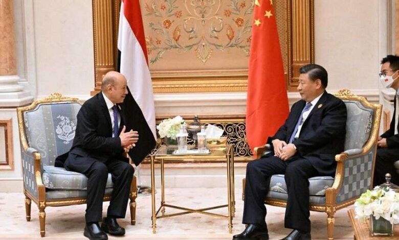 رئيس مجلس القيادة الرئاسي يبحث والرئيس الصيني مستجدات الوضع اليمني والعلاقات العريقة بين البلدين
