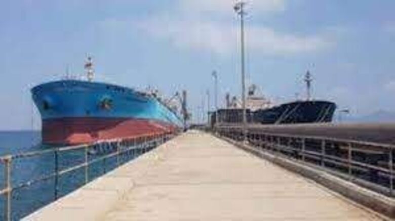 وصول سفينة إلى ميناء الزيت تحمل وقود كهرباء عدن