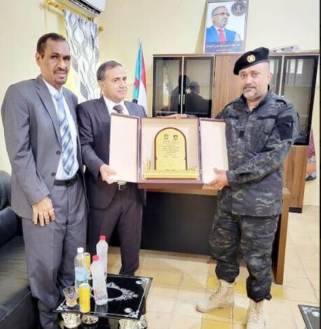 رئيس جامعة عدن يكرم قائد معسكر بدر