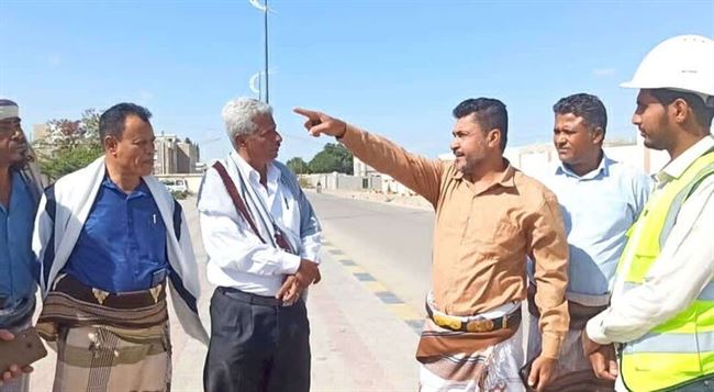 مدير عام زنجبار  وضابط مشاريع الأشغال العامة بأبين يقومان بنزول ميداني لتحديد مواقع العمل في مشروع رصف شوارع المديرية