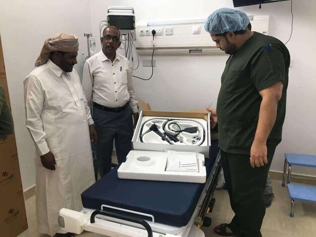 مدير عام الصحة بالمهرة يطّلع على عملية تركيب مناظير الجهاز الهضمي بمستشفى الغيضة المركزي