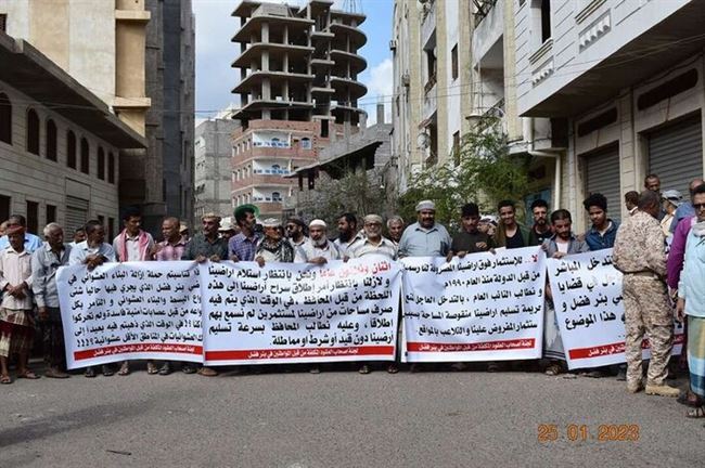 لجنة أصحاب عقود أراضي بئر فضل تنفذ وقفة احتجاجية أمام مبنى محافظة عدن