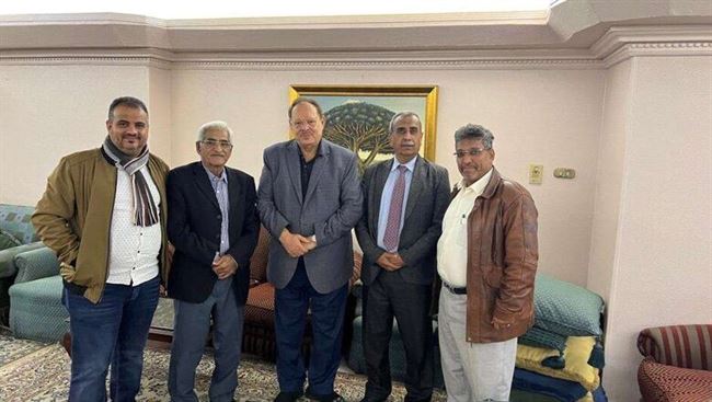 رئيس جامعة أبين يلتقي بالرئيس على ناصر محمد في القاهرة