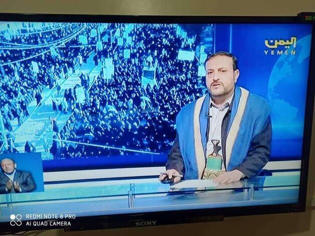 لأول مرة.. مذيع الاخبار في قناة اليمن "الحوثية" يظهر بالزي اليمني